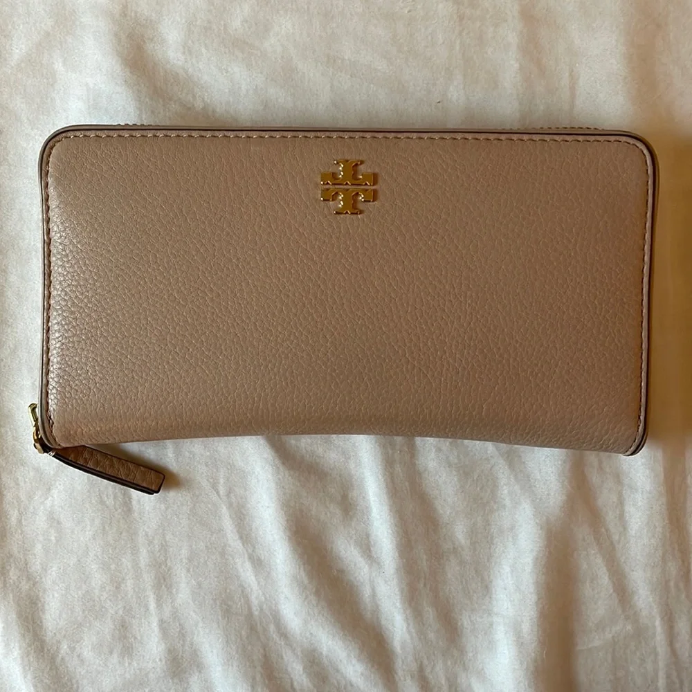 Tory Burch Blush Pink Zip-Around Leather Wallet with Gold Logo